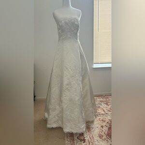 Strapless Ivory Lace Applique Wedding Dress
